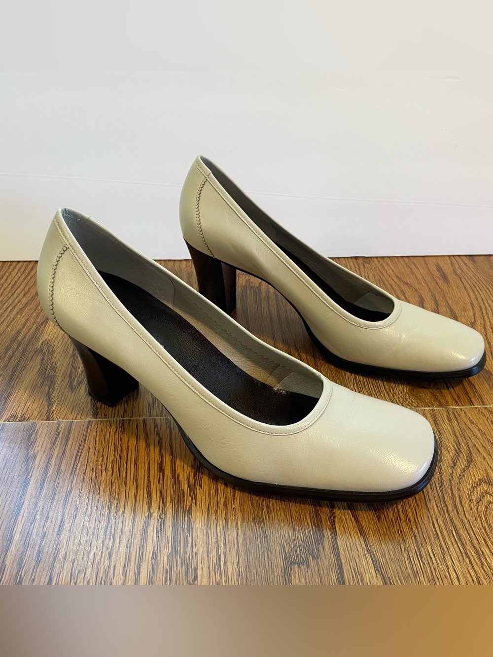 Etienne Aigner Women’s Size 9M Beige Square Toe Block Heel Pumps Career